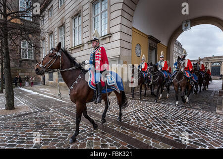 I soldati della guardia reggimento ussaro di fronte Palazzo Christiansborg, Copenhagen, Danimarca Foto Stock