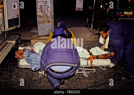 Washington, DC, Stati Uniti d'America, 14 Aprile, 1989 una vittima di violenza pistola in DC. è caricato su di una ambulanza per il viaggio in ospedale per il trattamento. Credito: Mark Reinstein Foto Stock