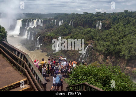 I turisti a Lookout, Foz do Iguazu, Brasile lato Foto Stock