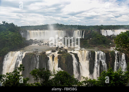 Superiore e le cascate inferiori, di Foz do Iguazu, Brasile Argentina confine Foto Stock