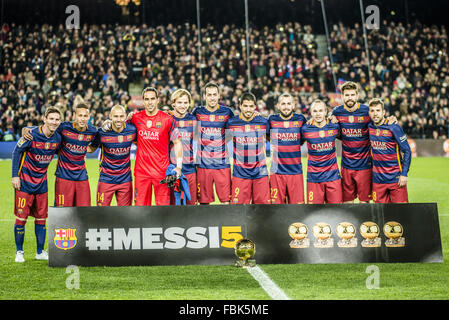 Barcellona, in Catalogna, Spagna. Xvii gen, 2016. FC Barcellona il team si riuniscono per una foto di gruppo per celebrare messi di quinta ballon d'o nella parte anteriore del league match del FC Barcelona contro Athletic Club di Barcellona il Camp Nou stadium Credito: Matthias Oesterle/ZUMA filo/Alamy Live News Foto Stock