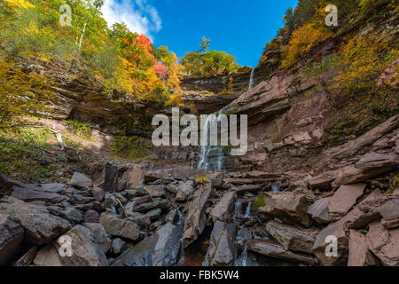 Un soleggiato pomeriggio autunnale a Kaaterskill Falls Catskills Mountains montagne di New York. Foto Stock