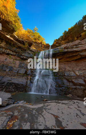 Un soleggiato pomeriggio autunnale a Kaaterskill Falls Catskills Mountains montagne di New York. Foto Stock