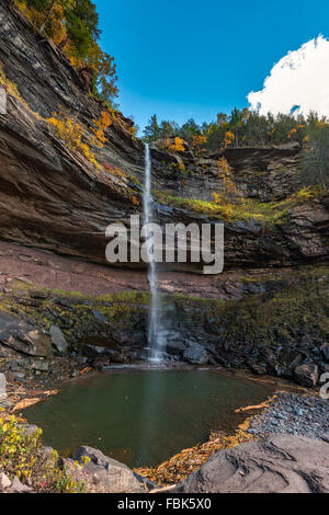 Un soleggiato pomeriggio autunnale a Kaaterskill Falls Catskills Mountains montagne di New York. Foto Stock