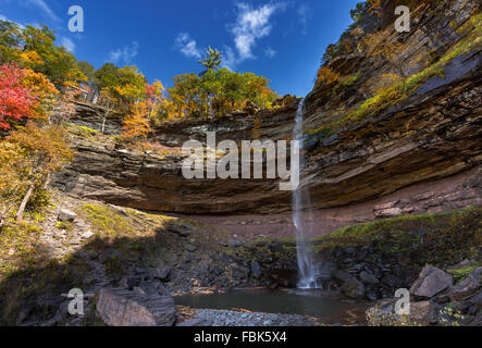 Un soleggiato pomeriggio autunnale a Kaaterskill Falls Catskills Mountains montagne di New York. Foto Stock