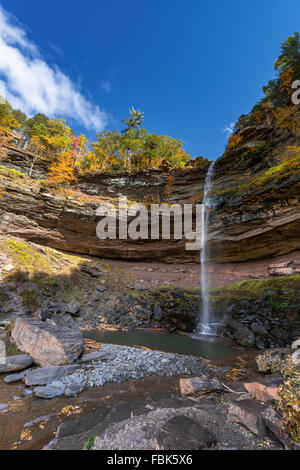 Un soleggiato pomeriggio autunnale a Kaaterskill Falls Catskills Mountains montagne di New York. Foto Stock