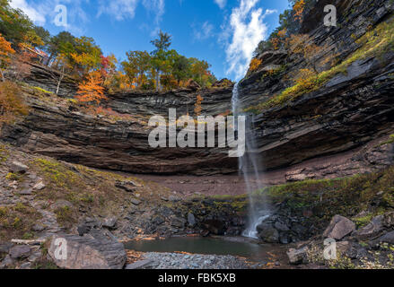 Un soleggiato pomeriggio autunnale a Kaaterskill Falls Catskills Mountains montagne di New York. Foto Stock