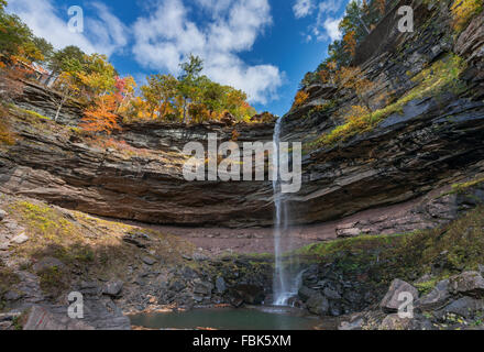 Un soleggiato pomeriggio autunnale a Kaaterskill Falls Catskills Mountains montagne di New York. Foto Stock