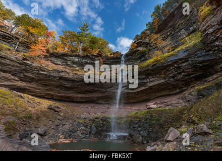 Un soleggiato pomeriggio autunnale a Kaaterskill Falls Catskills Mountains montagne di New York. Foto Stock