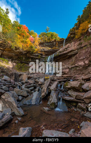 Un soleggiato pomeriggio autunnale a Kaaterskill Falls Catskills Mountains montagne di New York. Foto Stock