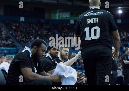 Birmingham, Regno Unito, 17 gennaio 2016. Newcastle Eagles vs Leicester piloti in BBL Cup Final 2016 a Barclaycard Arena. Newcastle Eagles ha vinto 94 a 82. Newcastle eagles banco prima di iniziare il matc. Credito: pmgimaging/Alamy Live News Foto Stock