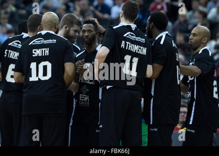 Birmingham, Regno Unito, 17 gennaio 2016. Newcastle Eagles vs Leicester piloti in BBL Cup Final 2016 a Barclaycard Arena. Newcastle Eagles ha vinto 94 a 82. Newcastle Eagles pre match. Credito: pmgimaging/Alamy Live News Foto Stock