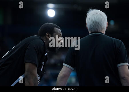 Birmingham, Regno Unito, 17 gennaio 2016. Newcastle Eagles vs Leicester piloti in BBL Cup Final 2016 a Barclaycard Arena. Newcastle Eagles ha vinto 94 a 82. Newcastles allenatori disucss tattiche. Credito: pmgimaging/Alamy Live News Foto Stock