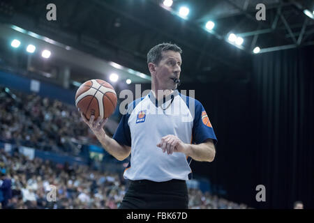 Birmingham, Regno Unito, 17 gennaio 2016. Newcastle Eagles vs Leicester piloti in BBL Cup Final 2016 a Barclaycard Arena. Newcastle Eagles ha vinto 94 a 82. L'arbitro soffia il suo fischio. Credito: pmgimaging/Alamy Live News Foto Stock