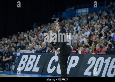 Birmingham, Regno Unito, 17 gennaio 2016. Newcastle Eagles vs Leicester piloti in BBL Cup Final 2016 a Barclaycard Arena. Newcastle Eagles ha vinto 94 a 82. Leicester allenatore non felice con la chiamata. Credito: pmgimaging/Alamy Live News Foto Stock