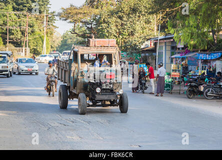 Tipico a vetrina aperta fatta cinese carrello con motore raffreddato ad aria e sulla strada a Mandalay, Myanmar (Birmania) Foto Stock