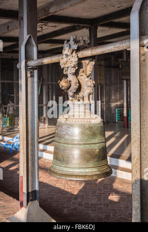 Tradizionale tipica grande campana in metallo appesa in un santuario in Mandalay Hill pagoda tempio complesso, Mandalay Myanmar (Birmania) Foto Stock