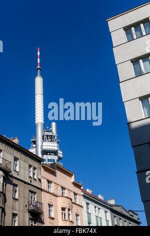 Torre della televisione Zizkov di Praga sopra gli appartamenti nel quartiere residenziale simbolo della Repubblica Ceca Foto Stock