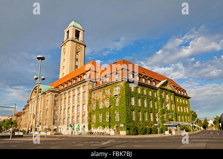 Costruzione di Berlin-Spandau municipio (Rathaus Spandau), Germania. È il municipio del quartiere di Spandau nei sobborghi occidentali di Berlino Foto Stock