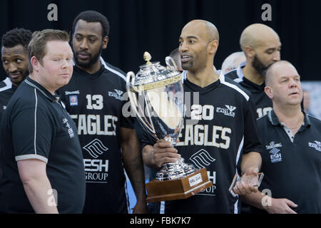 Birmingham, Regno Unito, 17 gennaio 2016. Newcastle Eagles vs Leicester piloti in BBL Cup Final 2016 a Barclaycard Arena. Newcastle Eagles ha vinto 94 a 82. Newcastles Flournay Fab con la coppa. Credito: pmgimaging/Alamy Live News Foto Stock