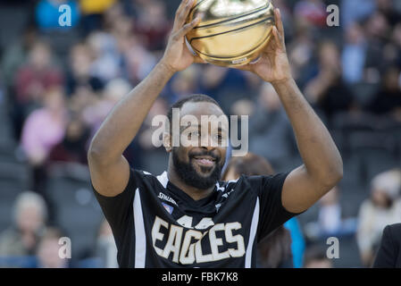 Birmingham, Regno Unito, 17 gennaio 2016. Newcastle Eagles vs Leicester piloti in BBL Cup Final 2016 a Barclaycard Arena. Newcastle Eagles ha vinto 94 a 82. Ramon Fletcher palla dorata vincitore. Credito: pmgimaging/Alamy Live News Foto Stock