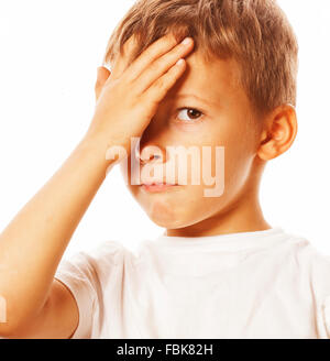 Piccolo grazioso ragazzo biondo stanco triste isolato da vicino Foto Stock