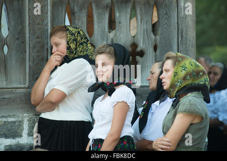 Un gruppo di donne di pregare per la chiesa nel distretto di Maramures, Romania Foto Stock