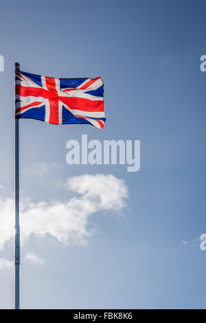 Union Jack flag sul Regno Unito vola da polo bianco a Belfast Foto Stock