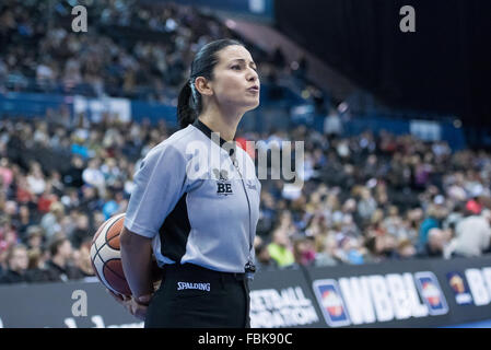 Birmingham, Regno Unito, 17 gennaio 2016. Westfield Health Sheffield Hatters beat Barking Abbey crociati 79-45 nel WBBL Finale Trofeo 2016 a Barclaycard Arena. Arbitro. Credito: pmgimaging/Alamy Live News Foto Stock