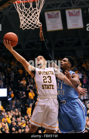 Wichita, Kansas, Stati Uniti d'America. Xvii gen, 2016. Wichita State Shockers guard Fred VanVleet (23) punteggi di fronte dello stato dell'Indiana sicomori guard Devonte marrone (11) durante il NCAA pallacanestro tra la Indiana membro sicomori e Wichita State Shockers a Charles Koch Arena di Wichita, Kansas. Kendall Shaw/CSM/Alamy Live News Foto Stock