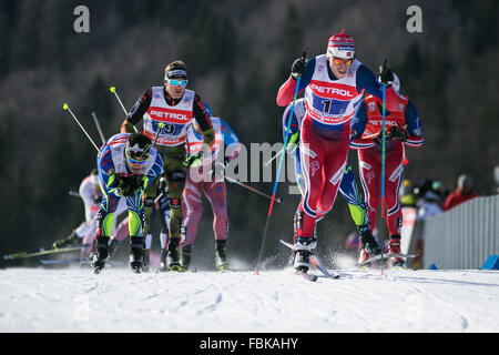 Planica, Slovenia. Xvii gen, 2016. Paal Golberg (R) anteriore della Norvegia compete nel nordico FIS World Cup Uomini Squadra sprint finale a Planica, Slovenia, a gennaio 17, 2016. Il nuovo Centro nordico Planica, casa del più grande salto con gli sci nel mondo e la famosa sede annuale del salto con gli sci finali, ha ospitato per la prima volta mai Cross-Country FIS World Cup la concorrenza in questo fine settimana. La Svezia ha vinto in ladies team sprint, e l'Italia ha vinto negli uomini la concorrenza. Credito: Luka Dakskobler/Xinhua/Alamy Live News Foto Stock