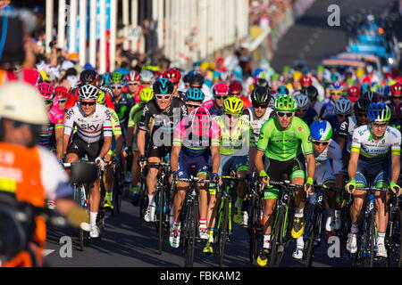 Adelaide, Australia. Xvii gen, 2016. Il giovane Australiano sensazione sprint Caleb Ewan (Orica bordo verde) ha tolto al popolo la scelta di Classic Adelaide East End di attraversamento della linea ben chiara di Giacomo Nizzolo (Trek Segafredo) e Adam Blythe (Tinkoff). People's Choice Classic Street Race, Tour Down Under. (Credit: Gary Francesco via filo di ZUMA) Credito: ZUMA Press, Inc./Alamy Live News Foto Stock