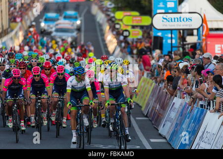 Adelaide, Australia. Xvii gen, 2016. Il giovane Australiano sensazione sprint Caleb Ewan (Orica bordo verde) ha tolto al popolo la scelta di Classic Adelaide East End di attraversamento della linea ben chiara di Giacomo Nizzolo (Trek Segafredo) e Adam Blythe (Tinkoff). People's Choice Classic Street Race, Tour Down Under. (Credit: Gary Francesco via filo di ZUMA) Credito: ZUMA Press, Inc./Alamy Live News Foto Stock