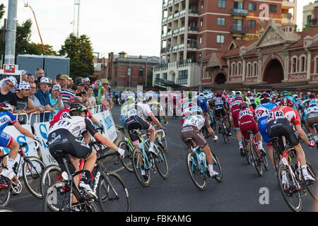 Adelaide, Australia. Xvii gen, 2016. Il giovane Australiano sensazione sprint Caleb Ewan (Orica bordo verde) ha tolto al popolo la scelta di Classic Adelaide East End di attraversamento della linea ben chiara di Giacomo Nizzolo (Trek Segafredo) e Adam Blythe (Tinkoff). People's Choice Classic Street Race, Tour Down Under. (Credit: Gary Francesco via filo di ZUMA) Credito: ZUMA Press, Inc./Alamy Live News Foto Stock