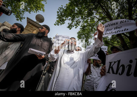 Immagini di FILE: Londra, Regno Unito. 12 Luglio, 2013. File di immagini da 12-07-2013: Mohammed Reza Haque (sinistra, indossando occhiali da sole), 35, noto come "Giant ' sospettate di essere il secondo britannico estremista islamico pensato per essere tra un team di carnefici che hanno ucciso cinque "spie" in Siria nei primi mesi di quest'anno. Vedere qui nel 2013 al di fuori del Regent's Park moschea durante una protesta islamista organizzato da chierico radicale Anjem Choudary (centro con mic) Credito: Guy Corbishley/Alamy Live News Foto Stock