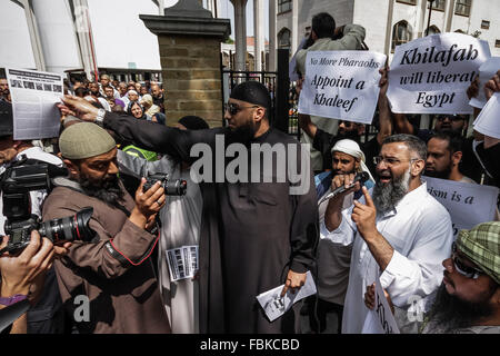 Immagini di FILE: Londra, Regno Unito. 12 Luglio, 2013. File di immagini da 12-07-2013: Mohammed Reza Haque (centro, indossando occhiali da sole), 35, noto come "Giant ' sospettate di essere il secondo britannico estremista islamico pensato per essere tra un team di carnefici che hanno ucciso cinque "spie" in Siria nei primi mesi di quest'anno. Vedere qui nel 2013 al di fuori del Regent's Park moschea durante una protesta islamista organizzato da chierico radicale Anjem Choudary (destra con mic) Credito: Guy Corbishley/Alamy Live News Foto Stock