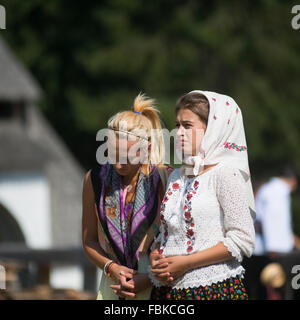 Ritratto di due donne di pregare all'aperto nel distretto di Maramures, Romania Foto Stock
