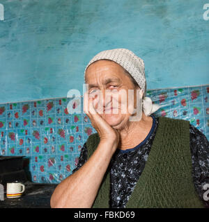 Ritratto di una donna anziana nel distretto di Maramures, Romania Foto Stock