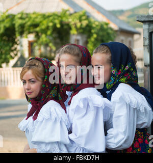 Le ragazze in costume tradizionale del distretto di Maramures, Romania Foto Stock