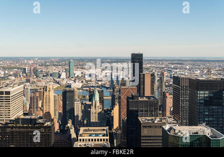 Vista aerea dalla sommità della roccia Observation Deck, guardando ad Est verso Queens, Brooklyn e l'East River. Foto Stock