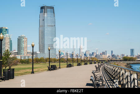 Vista di Liberty State Park in Jersey City attraverso la Hudson di Paulus Hook, JC, e la città di New York in una limpida giornata di sole. Foto Stock