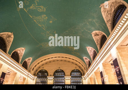 Vista del verde soffitto dell'atrio principale di Grand Central Terminal con un tema astronomico murale in oro. Foto Stock