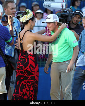 Honolulu, Hawaii. Xvii gen, 2016. Zac Blair ottiene lei piacerebbe dopo la finitura del round finale del Sony Open al Waialae Country Club di Honolulu, HI. - Michael Sullivan/CSM Credito: Cal Sport Media/Alamy Live News Foto Stock