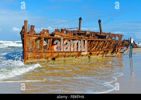 La formazione di ruggine hulk della SS Maheno giacente su una spiaggia su Fraser Island, Queensland Foto Stock