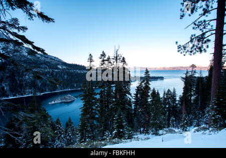 Montagne coperte di neve a Emerald Bay in South Lake Tahoe, California Foto Stock