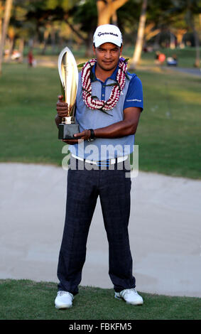 Honolulu, Hawaii. Xvii gen, 2016. Sony aperto vincitore Fabian Gomez celebra dopo il round finale del Sony Open al Waialae Country Club di Honolulu, HI. - Michael Sullivan/CSM Credito: Cal Sport Media/Alamy Live News Foto Stock