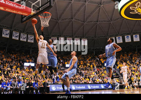 Wichita, Kansas, Stati Uniti d'America. Xvii gen, 2016. Wichita State Shockers guard Fred VanVleet (23) rigidi per il cestello e viene sporcata da Indiana membro sicomori guard Devonte marrone (11) durante il NCAA pallacanestro tra la Indiana membro sicomori e Wichita State Shockers a Charles Koch Arena di Wichita, Kansas. Kendall Shaw/CSM/Alamy Live News Foto Stock