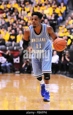 Wichita, Kansas, Stati Uniti d'America. Xvii gen, 2016. Lo stato dell'Indiana sicomori guard Devonte marrone (11) porta la palla in alto tribunale durante il NCAA pallacanestro tra la Indiana membro sicomori e Wichita State Shockers a Charles Koch Arena di Wichita, Kansas. Kendall Shaw/CSM/Alamy Live News Foto Stock