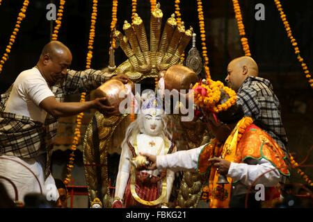 Kathmandu, Nepal. Xvii gen, 2016. Bagno di sacerdoti un idolo di Seto Machhendranath con latte e acqua durante una cerimonia annuale per adorare la divinità di Machhendranath in Kathmandu, Nepal, Gennaio 17, 2016. Credito: Sunil Sharma/Xinhua/Alamy Live News Foto Stock