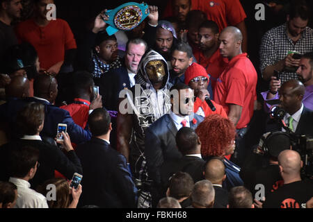 Brooklyn, New York City, Stati Uniti d'America. 16 gennaio, 2016. Deontay Wilder (USA) il pugilato : Deontay Wilder degli Stati Uniti entra nel ring prima il WBC heavyweight title bout presso Barclays Center di Brooklyn, New York City, Stati Uniti . Credito: Hiroaki Yamaguchi/AFLO/Alamy Live News Foto Stock